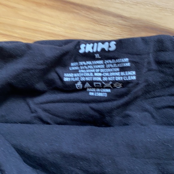 SKIMS FITS EVERYBODY BANDEAU BRA! - Picture 3 of 4